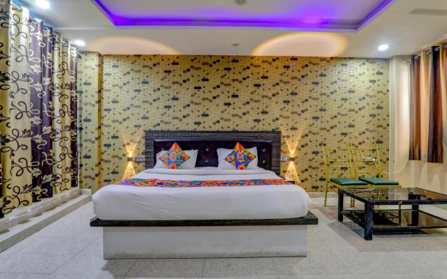 Fabhotel Gold Galaxy