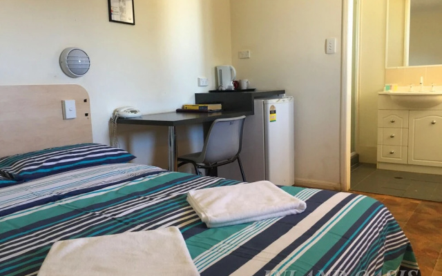 Inland Oasis Motel