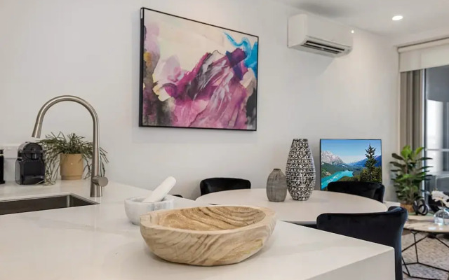 Chic 1-bed With Parking, Gym, Pool & City Views