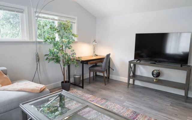 CHARMING UPGRADED 1-BEDROOM HOUSE IN GLENDALE (p55)