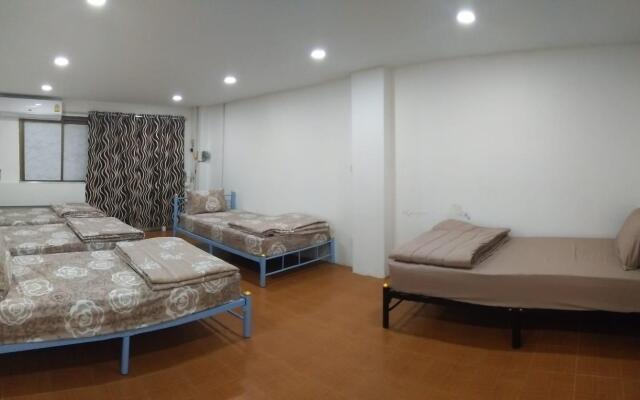 Отель Chauhan Inn Бангкок комната для гостей