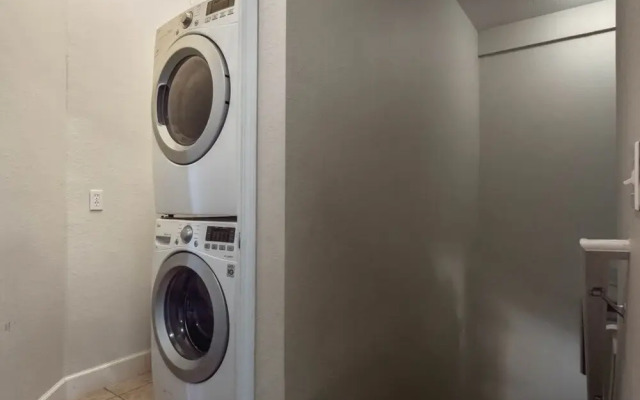 4 Bedrooms S / Lucaya Village Townhouse