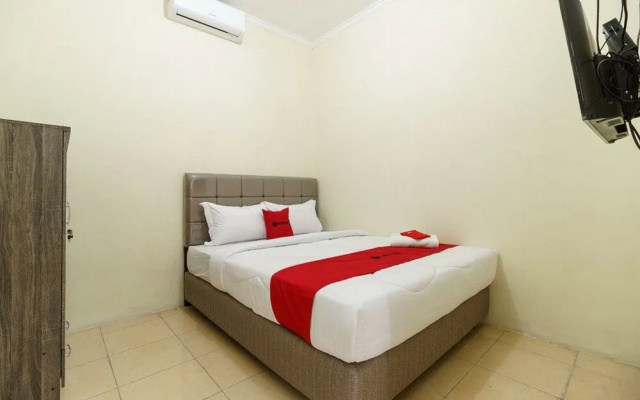 RedDoorz Syariah near RS Mitra Keluarga Depok