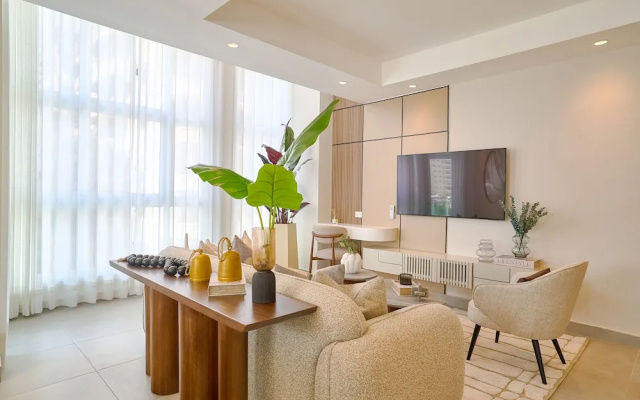 The LUX Natural Art Downtownsd Pool Gym 2BR