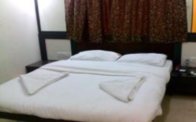 OYO 424 Hotel Apple Suites