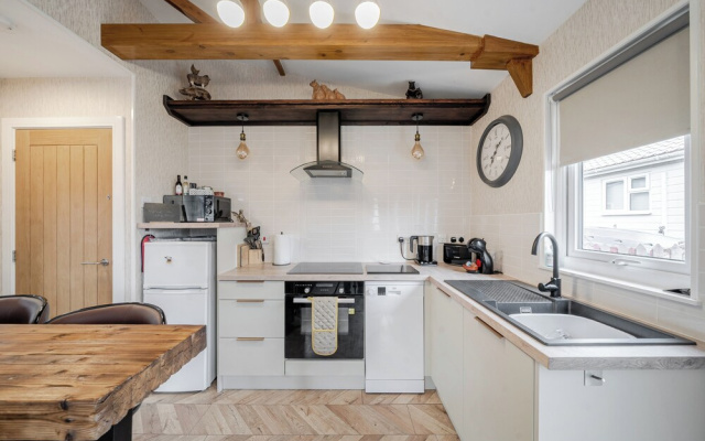 1 Bed Cabin - Sleeps 2 - Pets - 2 Min To Beach