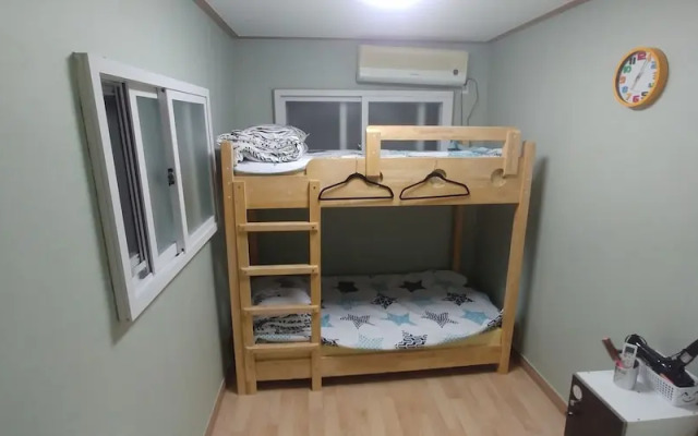 Ninano Guesthouse - Hostel