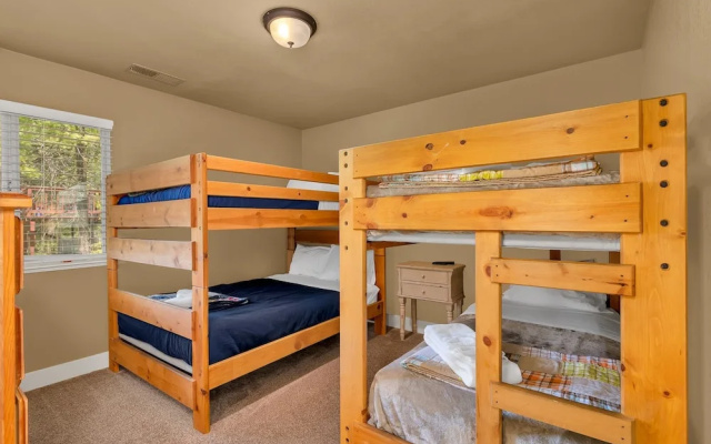 Bass Lake Beauty! 4 BDR Sleeps 16, Lakefront Views