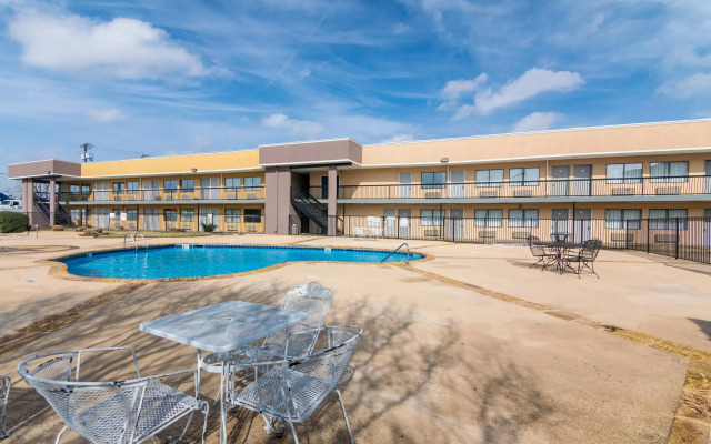Rodeway Inn Arlington Entertainment District Area