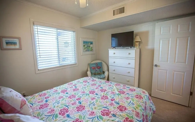 Feelin' Beachy-7a 2 Bedroom Home by RedAwning
