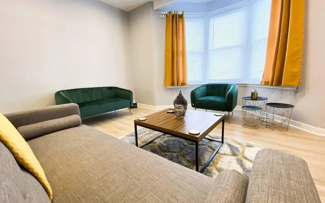 Striking & Elegant 2BR Flat - Free Street Parking