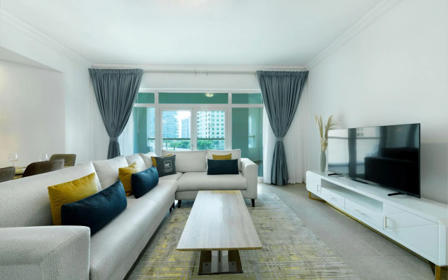 Maison Privee - Stylish Apt with Large Patio close to the Beach