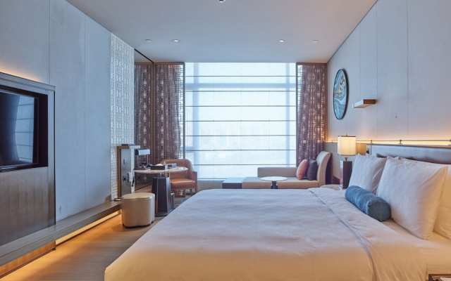 HUALUXE Nanjing Yangtze River by IHG