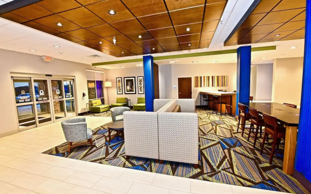 Holiday Inn Express & Suites Perryville I-55