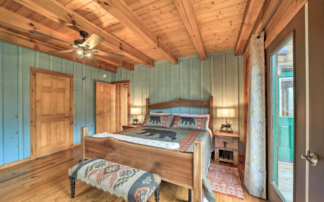 Decks & Mountain Views: Waynesville Getaway!