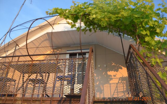 Гостиница Guest House on Turgeneva 172a в Анапе отзывы, цены и фото номеров - забронировать гостиницу Guest House on Turgeneva 172a онлайн Анапа вид на фасад