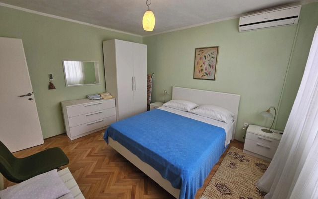 Oleander, Three-bedroom Apt in Trogir