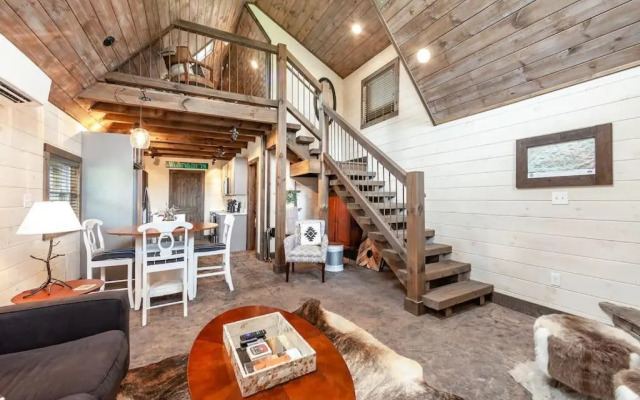 Romantic A-frame - LikeNew - HotTub - Firepit - NearGSMNP