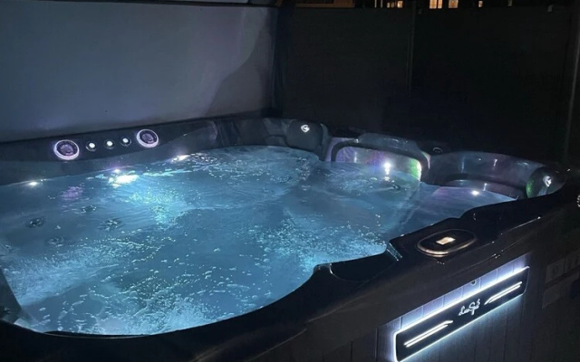 2 bed Caravan With Hot Tub Located in Percy Wood