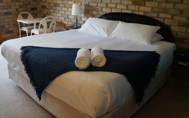 Magdala Motor Lodge & Lakeside Restaurant