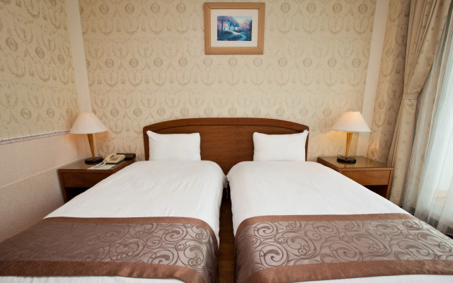 Lakeside Resort Hotel