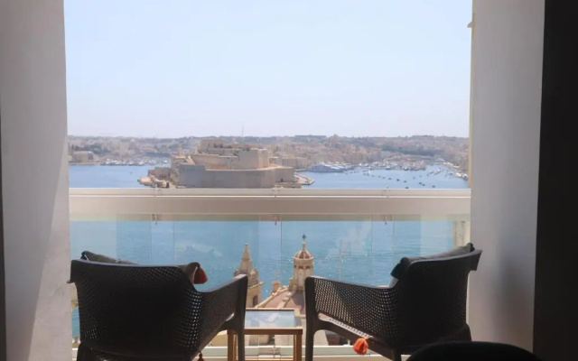 Spacious maisonette with spectacular views IBRI1-1