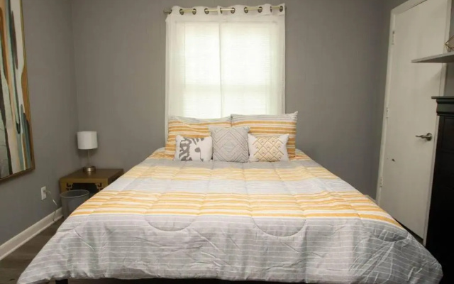 House - Sleeps 8 - Parking - Malls Close