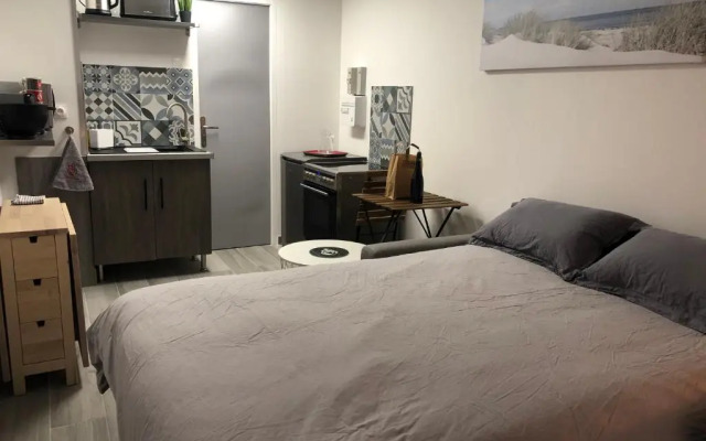 Studio à 50 m de la mer avec parking privatif
