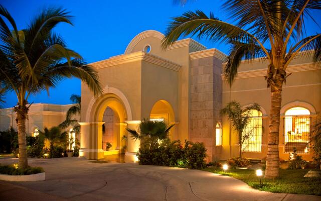 Отель Pueblo Bonito Emerald Bay Resort & Spa - All Inclusive вид на фасад