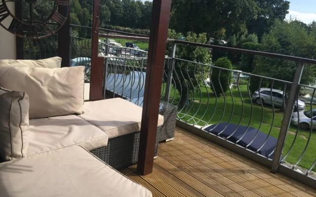 Waterfront House 3 BR Parking St Neots Town Centre