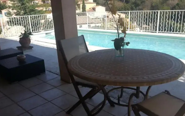 Studio avec piscine