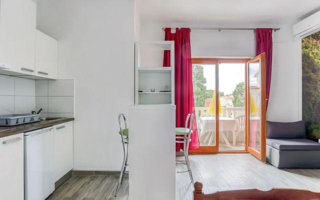 Simplistic Holiday Home in Sumartin near Sea Beach