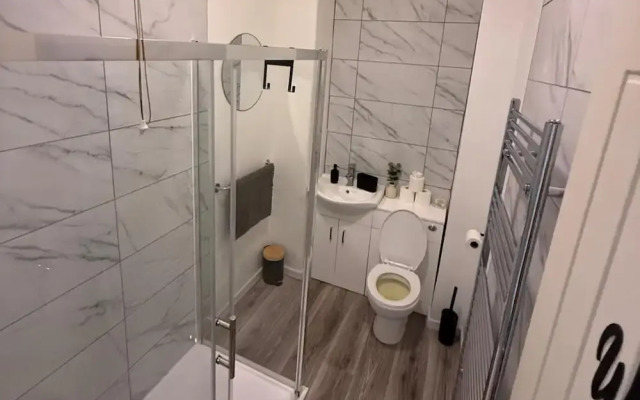 1 Bed Flat - Sleeps 3 - Parking - Pet Friendly