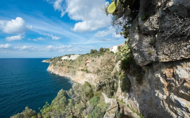 Una Scogliera sul Mare con Piscina
