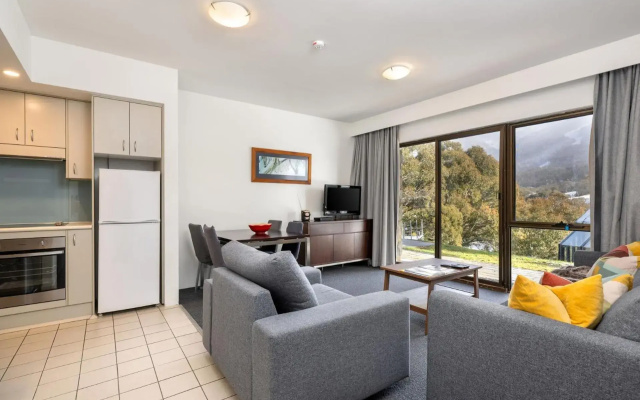 Lantern 1 Bedroom Patio Apartment with alpine view