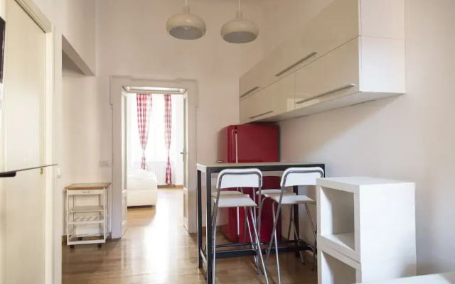White and Clean Apartment near Metro MM1
