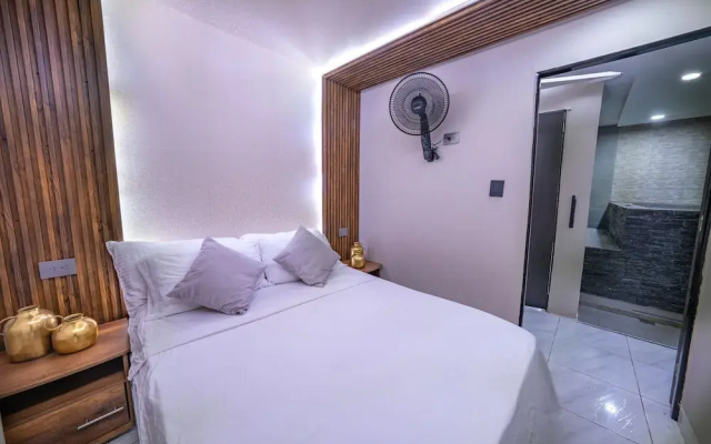 6 Bedroom Apartment with Massive Jacuzzi
