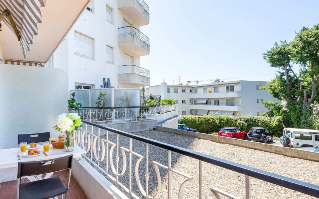 Charming Studio Apartment With Private Balcony in Cannes