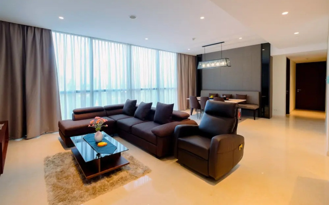 Classy 2BR Casa Domaine Apartment with Maid Room By Travelio