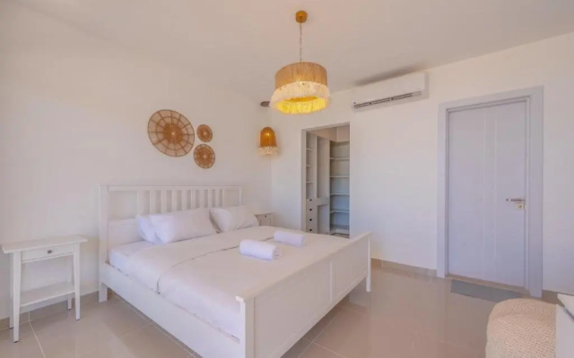 Modern 2-Bedroom Penthouse G-Cribs Pool view