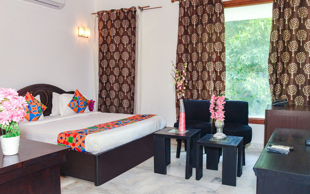 FabHotel Premium- 10min Walk from Millennium City Centre Gurugram Gurgaon