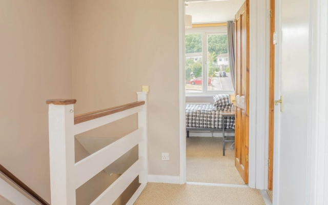 Spacious 4-bed House Guildford Free Parking