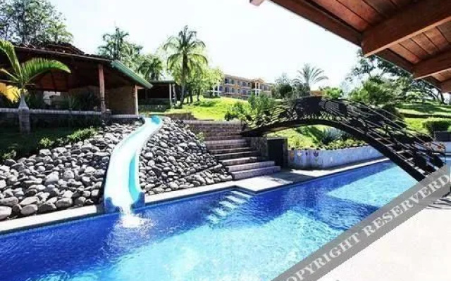 La Jacaranda Luxury Condos