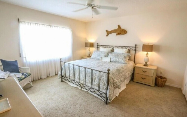 Hibiscus Point 821