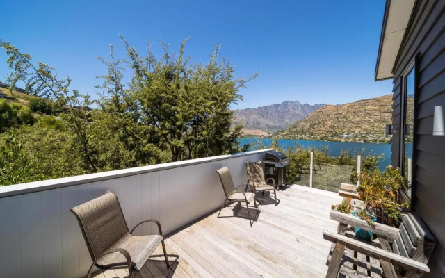 Lake View Greenstone Luxe Apartment