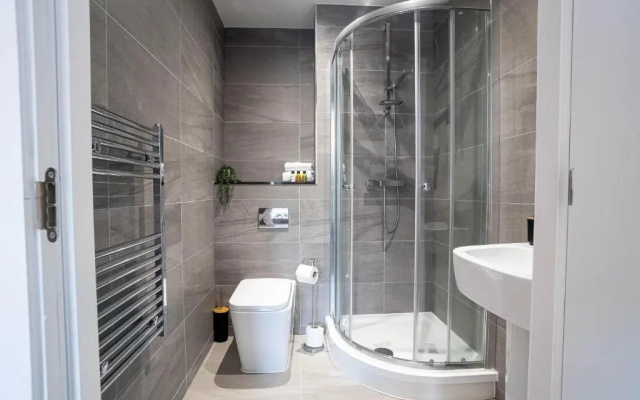 Luxe 3BR Great Central Apartment City View Near Sheffield