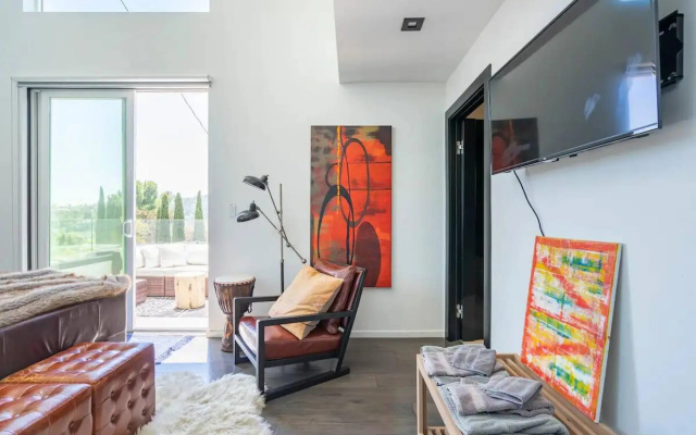 Troy Dr - Sleek & Modern Hollywood Hills Home With Stunning Views