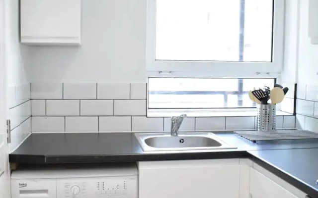 Shadwell 1 Bedroom Flat With Balcony