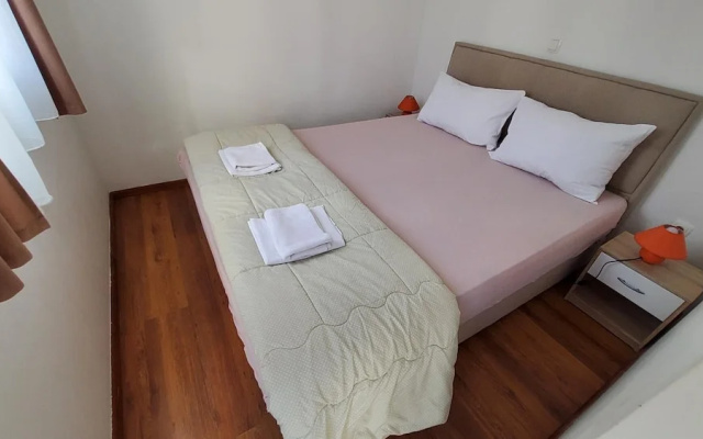 Apartment 11 Sleeps 4 Guests