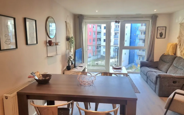 2-bed 2-bath Greenwich Apartment with balcony & lift